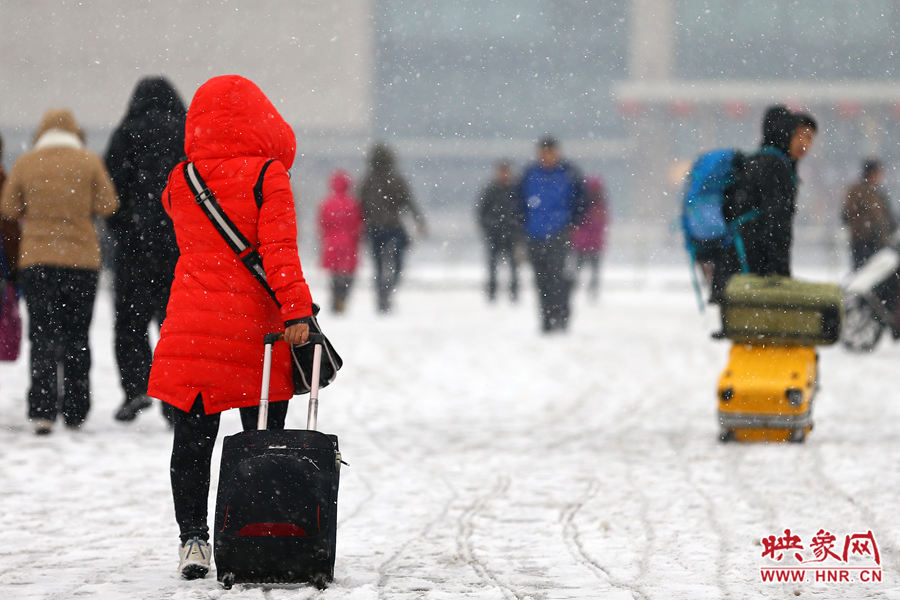 降雪阻路，女子坚守车站两日，回家的路漫漫