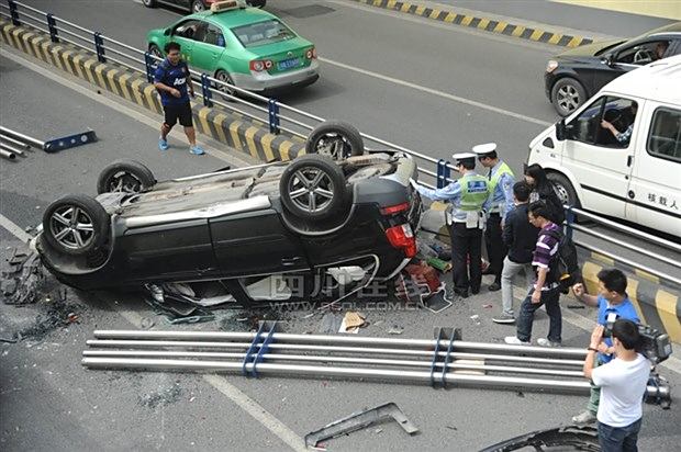 辟谣隧道内多车相撞事件，真相揭秘与公众安全至上