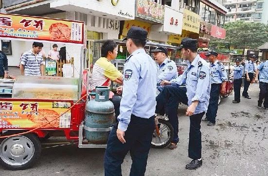 白岩松谈城管喊商户出摊，值得被效仿的城市管理新模式