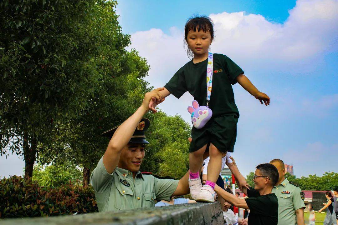 军娃和妈妈一同追寻爸爸的足迹——军营之旅