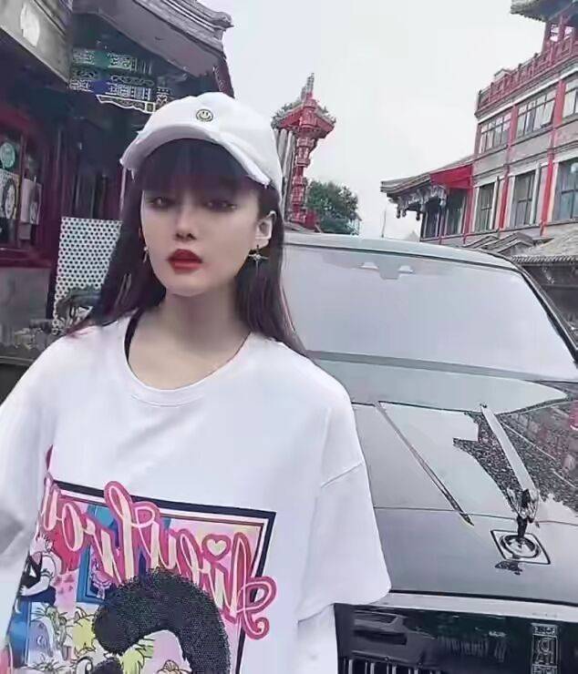 爸爸和朋友打闹，女儿迅速出手——一段温馨的亲情故事