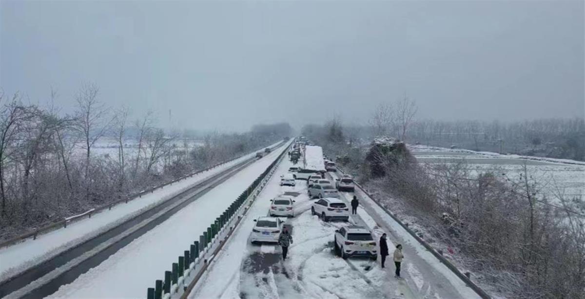 返乡者因暴雪被困高速20小时，一场突如其来的挑战与温情救援