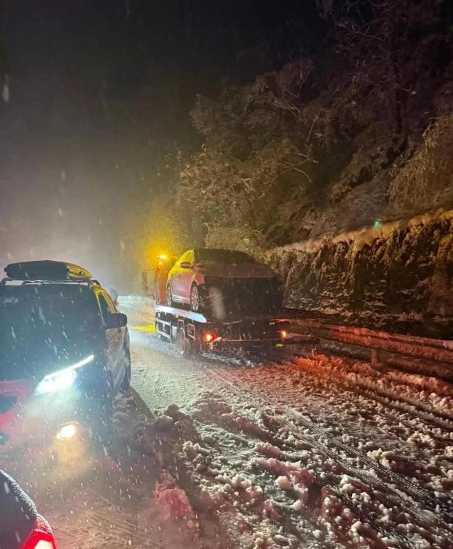 高速暴雪返乡大军，从白天堵到黑夜的艰难旅程