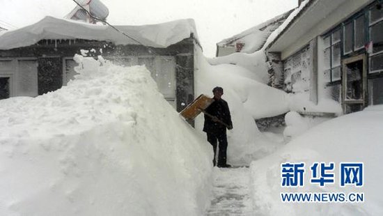 村民门口积雪半米深，寒冬中的挑战与坚韧