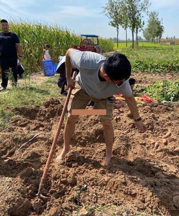 演员郭晓东和他的哥哥，为家乡铺路掘井的亲情力量