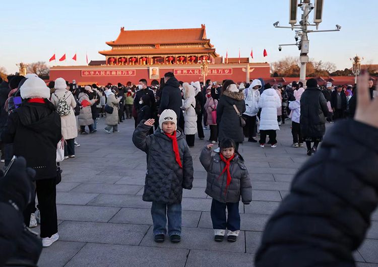 天安门广场大年初一升旗仪式，庄重肃穆的仪式，展现国家的繁荣与力量