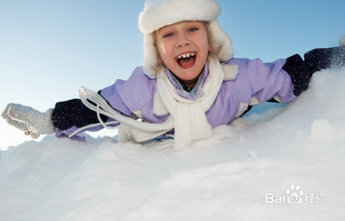 美男子用婴儿清积雪，一场冬日里的暖心行动