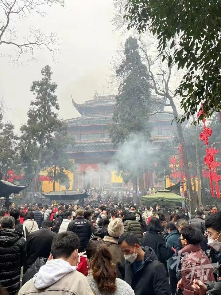 杭州灵隐寺，人海如潮，古韵悠长