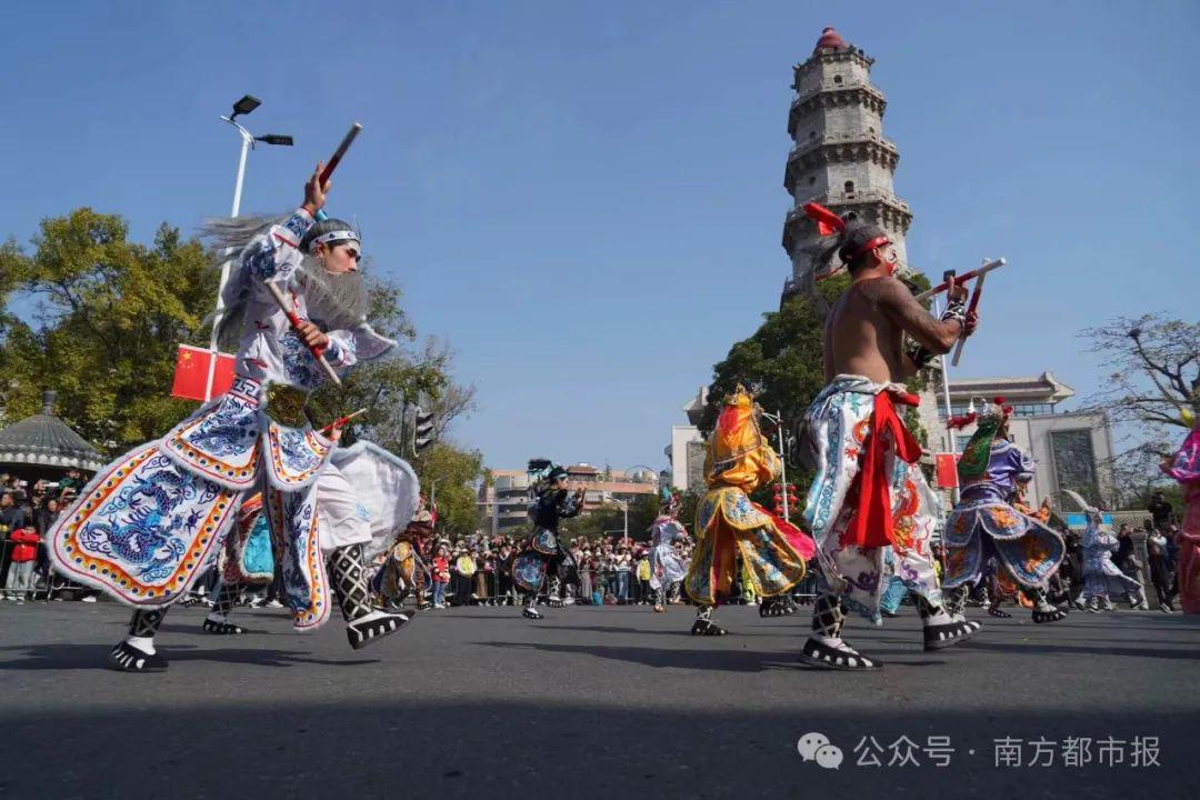 汕头潮阳英歌队在德国街头表演，东西文化交融的壮丽景象