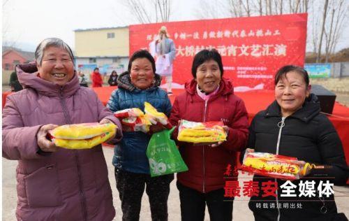 风雪中的坚守，豫剧演出遇大雪，台下无人演员依旧倾情表演