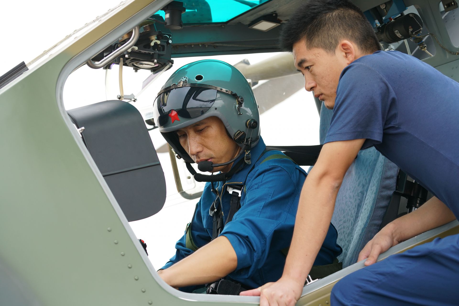 海军航空兵枕戈待旦，捍卫海空安全