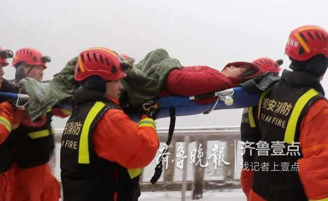 机器人助游客轻松登泰山