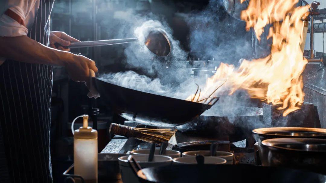 年夜饭预制菜在骂声中卖爆，市场现象深度解析