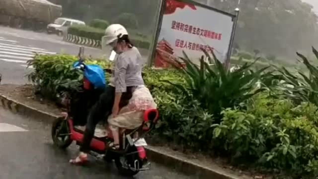 亲戚抱走家中小狗，母女冒雨骑车接回