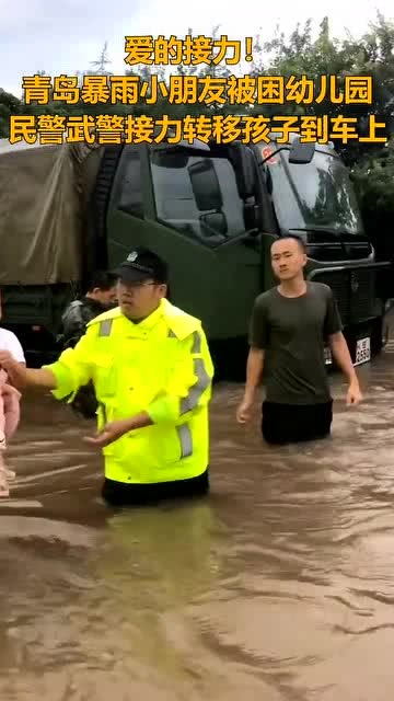 上厕所时的一次特殊经历，把孩子托付给武警