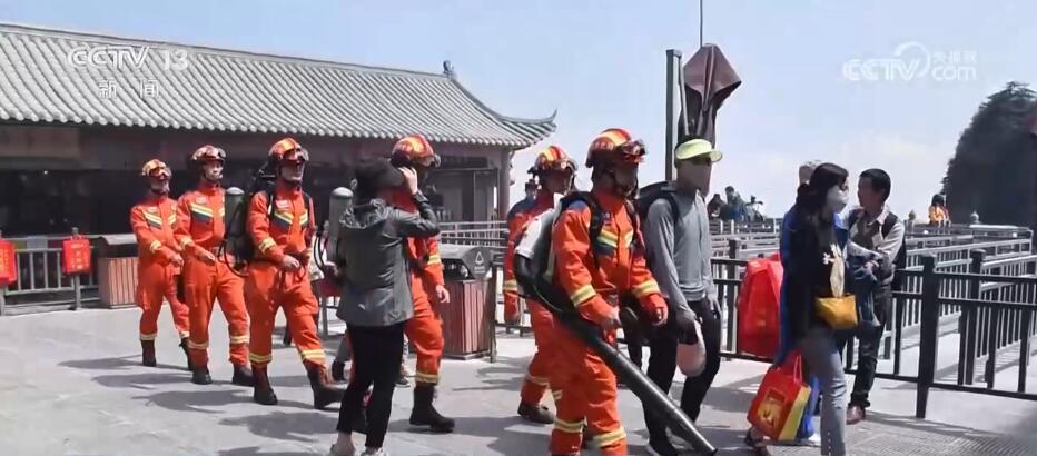 消防队回应帮游客焚香开光，服务为民，职责所在