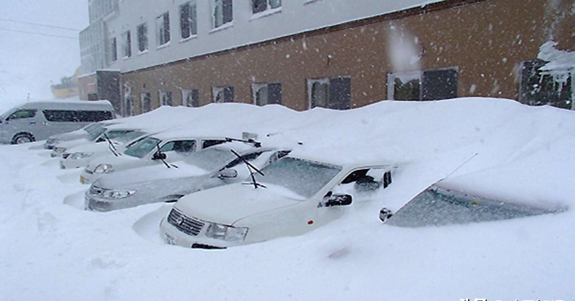 日本遭遇灾害级大雪侵袭