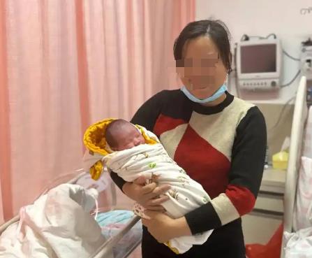 雇主失联后自费抚养女婴三年的温暖守护