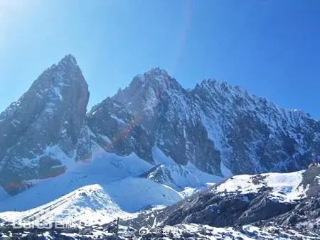 游客被困玉龙雪山山顶，景区回应及应对措施