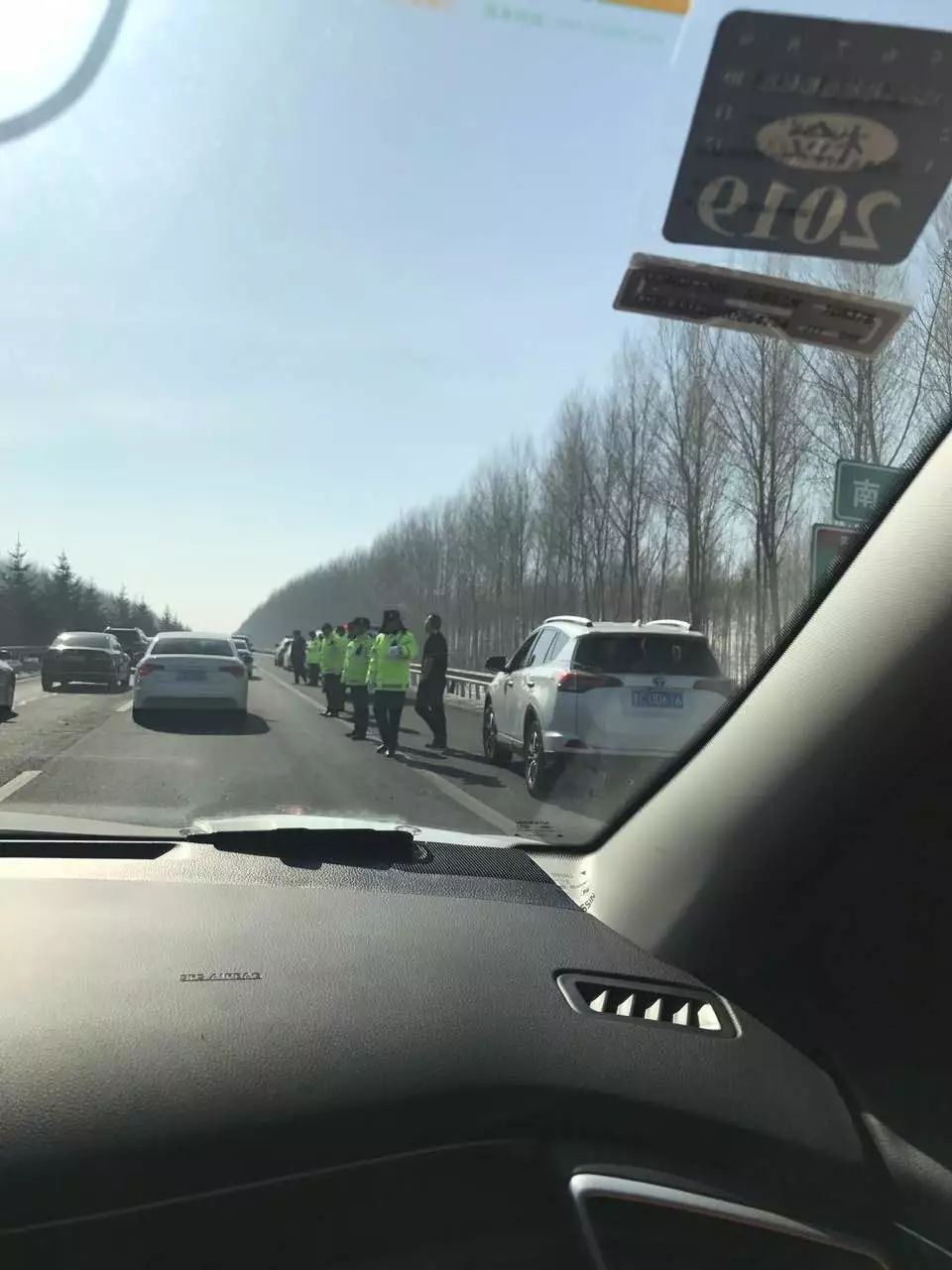 小伙开飞机返程拍下高速堵车画面，高空视角下的交通拥堵纪实