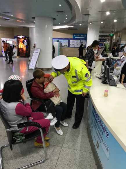 两岁患儿遇返程高峰，交警开辟生命通道