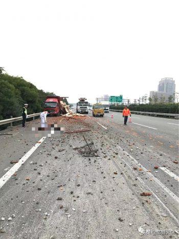 高速上下车被撞飞，危险瞬间需警醒