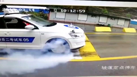 车辆跟拍记录超车轿车时自己却撞车