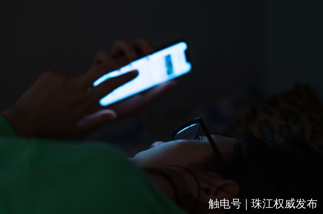 女子爱躺刷手机双眼近视差400度，现代生活的双刃剑效应