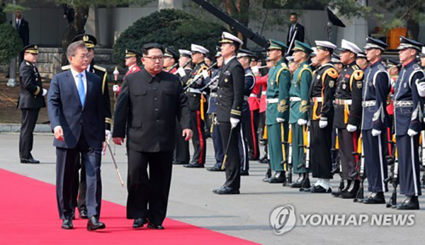 莫迪穿羽绒服检阅法国仪仗队，跨文化交流的温暖瞬间