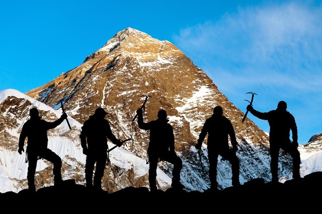 男子独自挑战未知山峰遭当地人阻拦，背后的原因与挑战究竟何在？