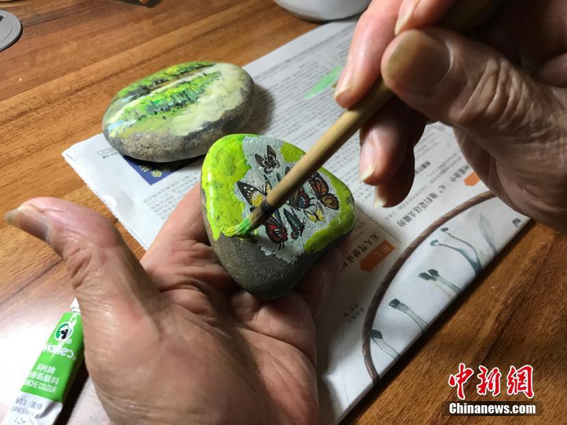 男子随手一雕鹅卵石成艺术品，揭秘鹅卵石背后的工艺魔法