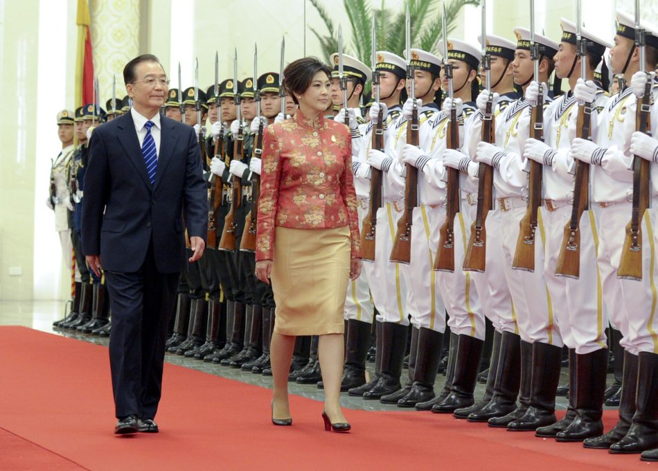 泰国总理热议中国女保镖现象，神秘魅力席卷泰国，究竟为何火爆？