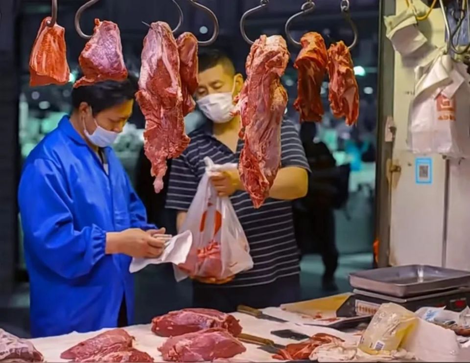 猪肉落地引发争议，食材配送环节亟待规范！