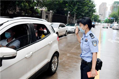 高三女生离家出走，女警深情拥抱背后的故事