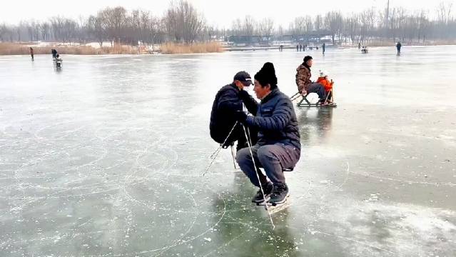 天真还是天才？天津大爷弃跳水转战滑冰船，让人跌破眼镜！