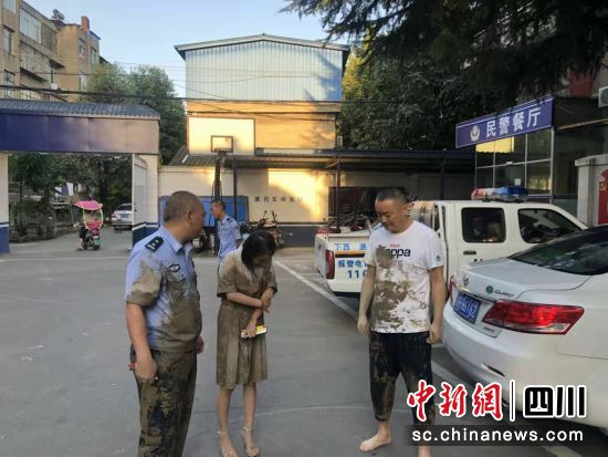 绝望中的求助，她为工作跳河轻生，这位58岁民警如何逆转命运！