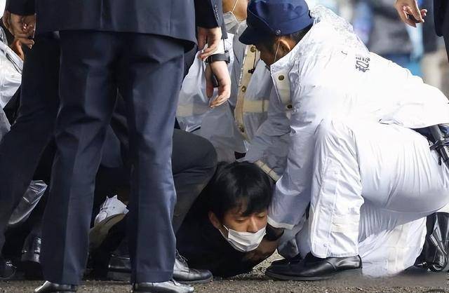 震惊！刺杀首相的日本男子，被判十年，真相揭露令人心寒！