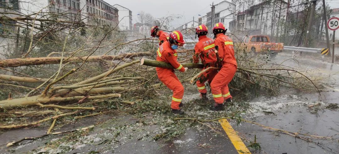 惊天一幕！湘黔大地被狂风冰雹突袭，谁来拯救这片土地？