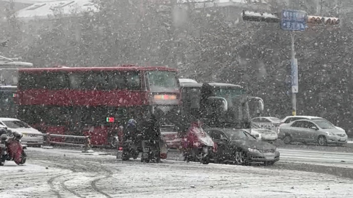 惊！济南暴雪封城，1小时仅挪50米！市民，这哪是堵车，简直是雪上加霜！