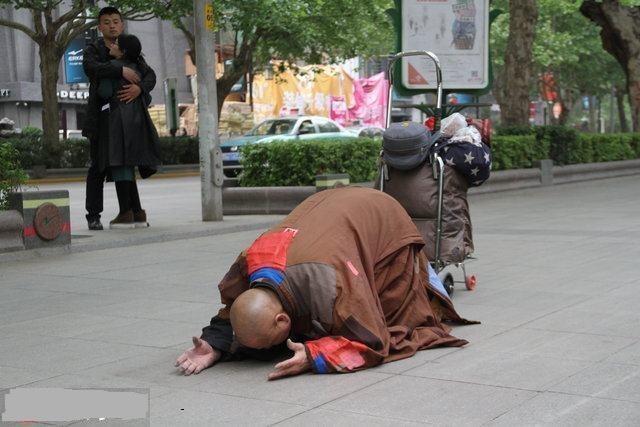 震撼！苦行僧三步一跪拜，男孩捡橘子竟获意外惊喜，结局暖哭全网！