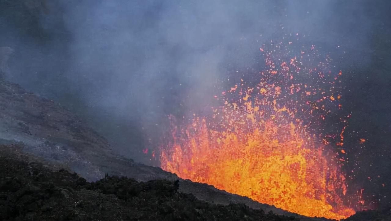 惊！美国火山突然喷发，60米火柱直冲云霄，周边居民紧急撤离！