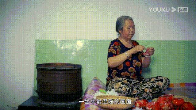 惊！医学生穿针竟用嘴抿线？背后真相让人心疼又后怕！