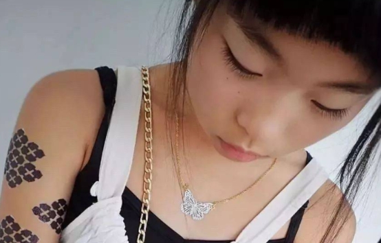 惊！14岁少女为洗文身竟花76万，父母崩溃，谁来为青春买单？