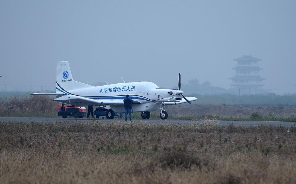 震撼！中国首架载重吨级无人机横空出世，空中霸主地位或将易主？