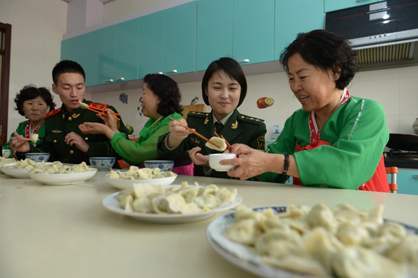 泪目！母亲连夜包300个饺子送儿入伍，最后一句话让全场破防