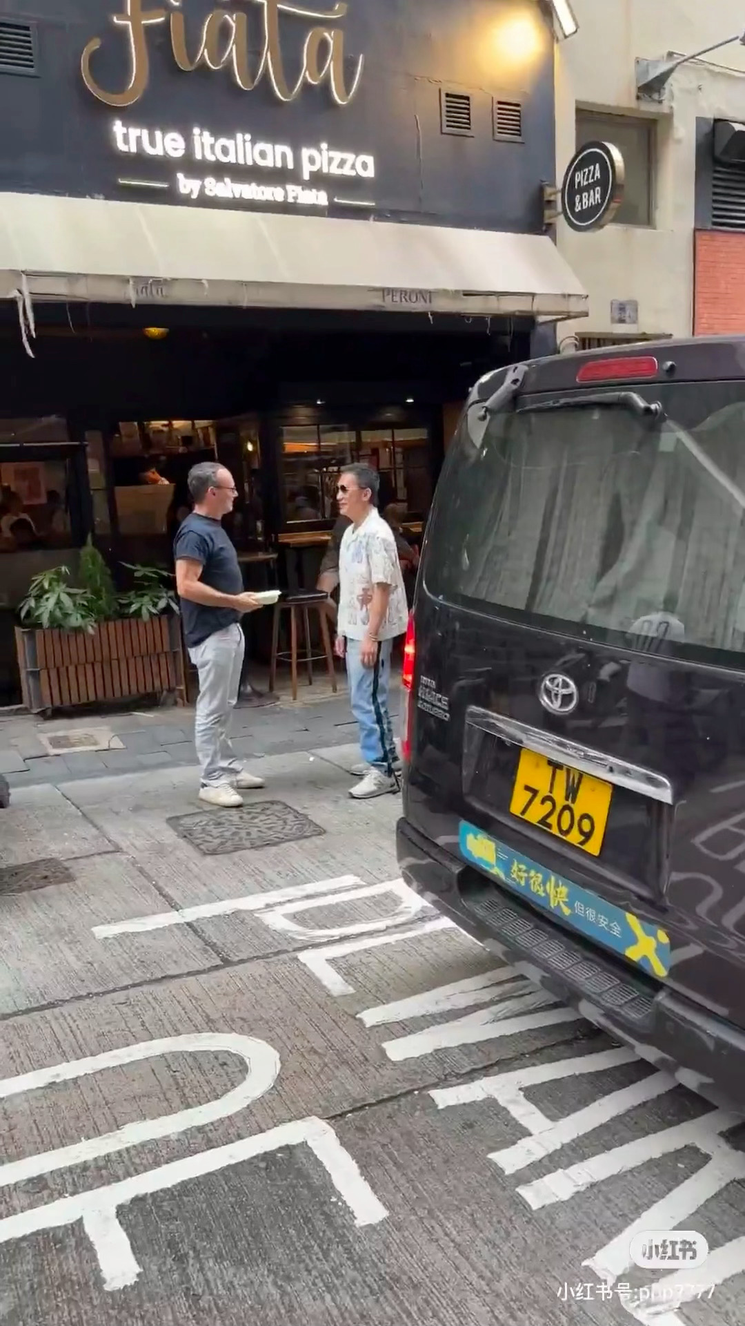 震惊！香港街头惊现梁朝伟，低调现身却引发万人空巷，背后真相竟是...