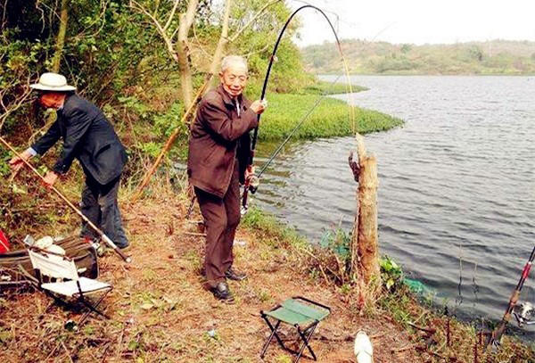 震惊！湖南景区竟高薪聘请60+老人钓鱼，背后真相让人意想不到！