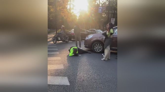 惊魂瞬间！西湖畔女警执勤突遭撞击，倒地瞬间牵动全城人心！