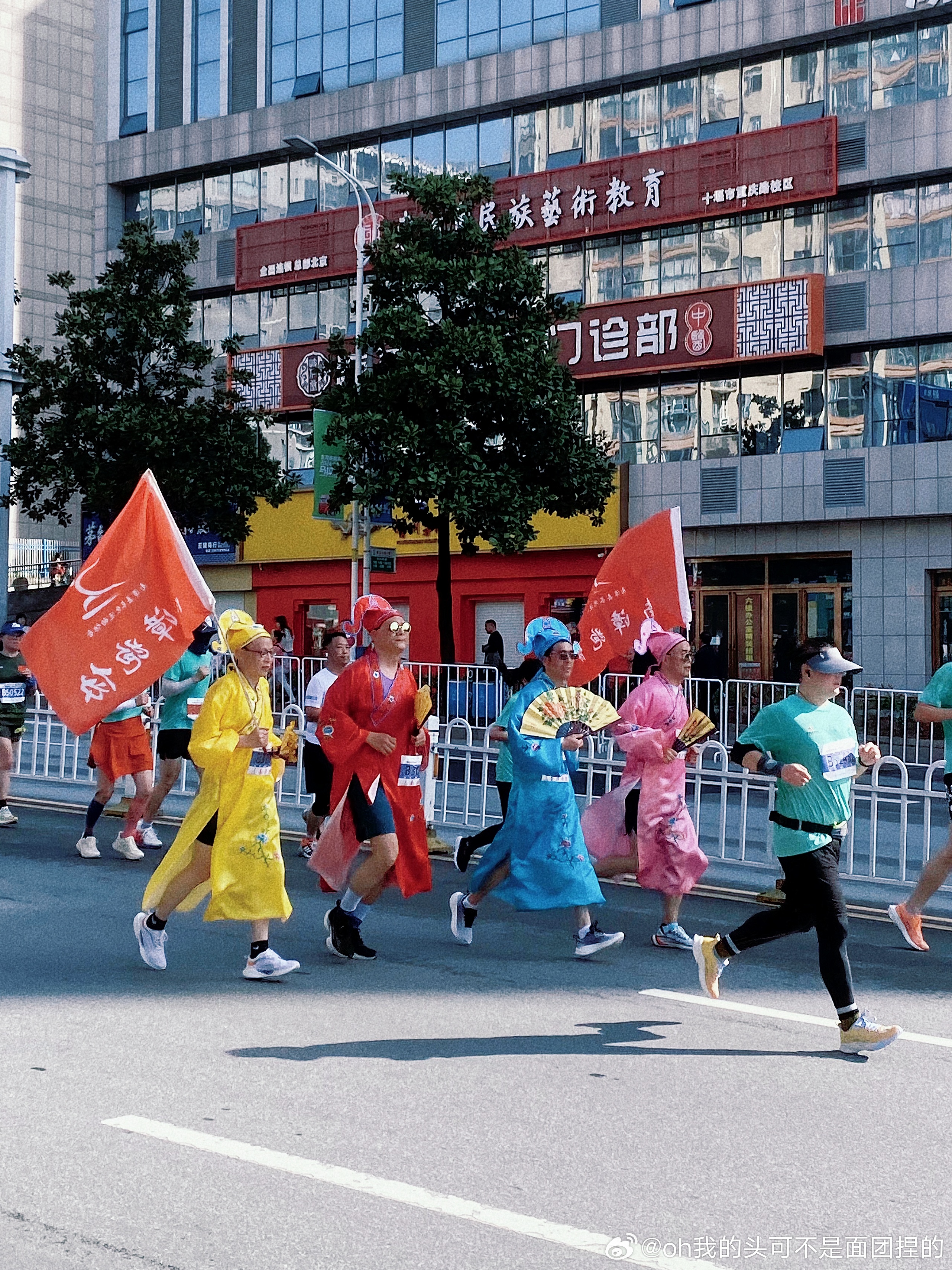 惊！全国显眼包齐聚武汉马拉松，现场竟上演这些骚操作！